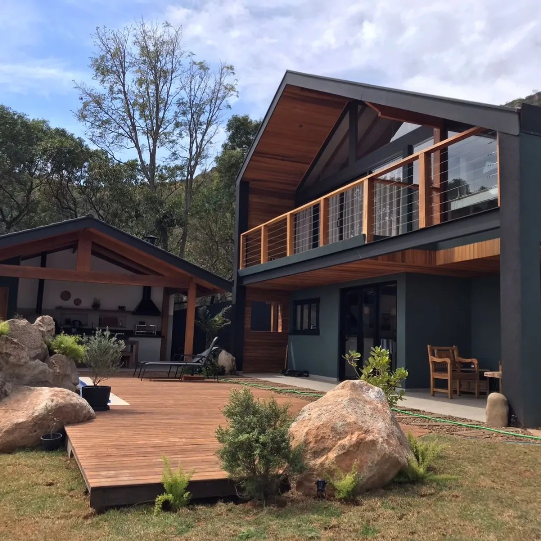 Casa de campo entregue, dois pavimentos com deck de madeira e área gourmet integrada à natureza